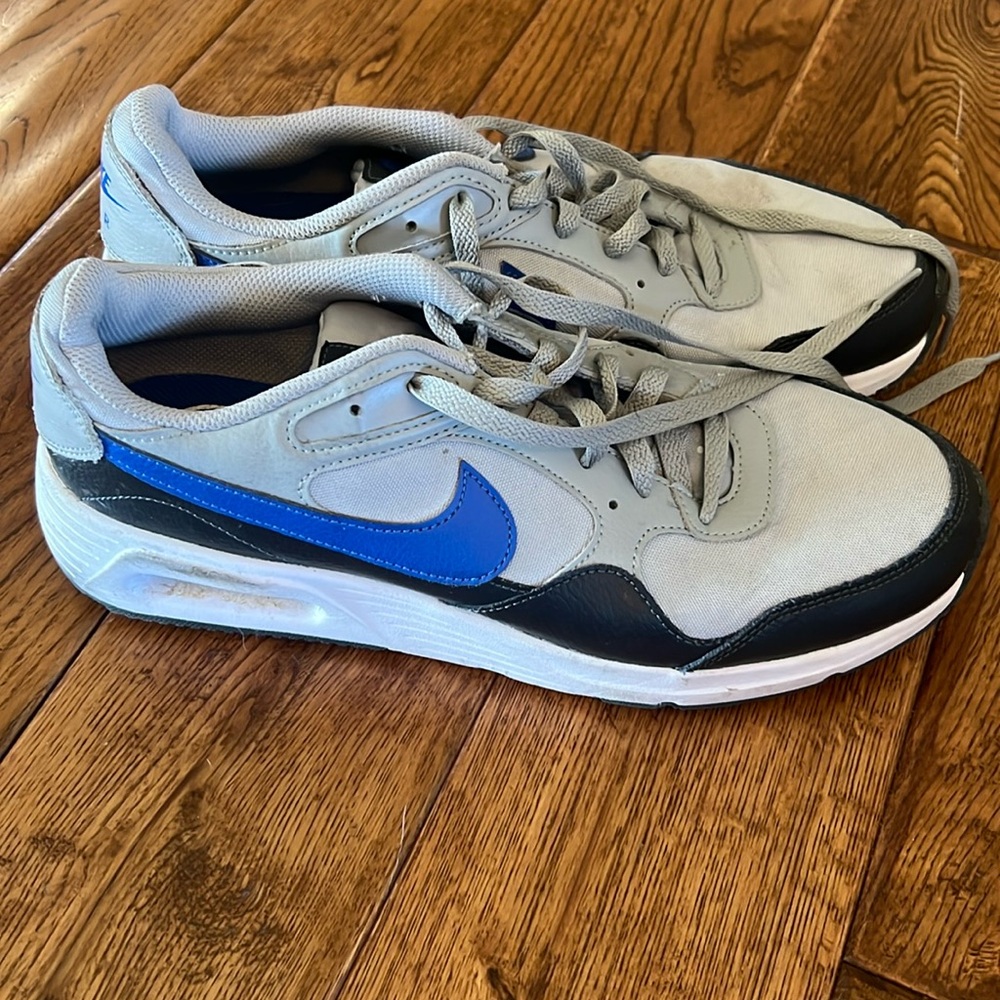 Me s Nike air shoes size 10